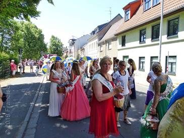 Viele Besucher säumen die Straßen