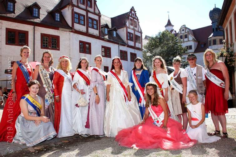 Hoheitenfoto im Schlosshof Glauchau