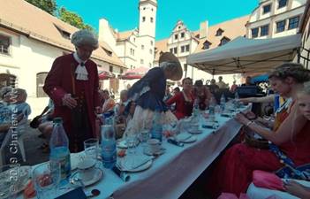 Hoheitliche Kaffeetafel im Schlosshof Glauchau