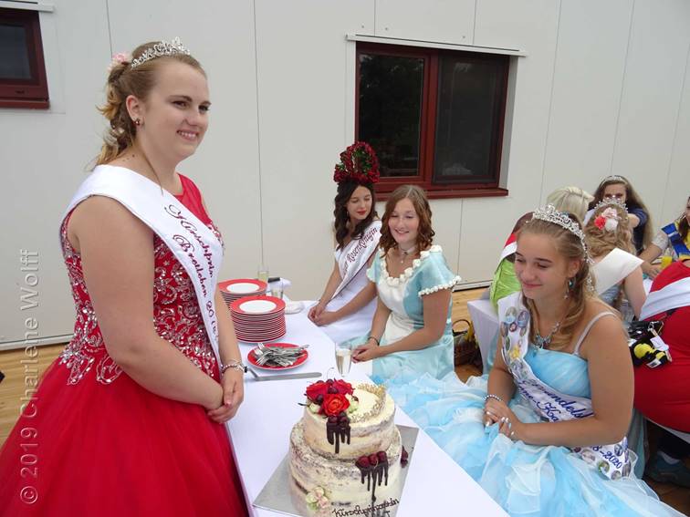 Bretlebener Kirschprinzessin Sophie schneidet gleich die Torte an