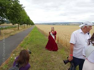 Die Sondershäuser Blutbuchenkönigin Jennifer I. mit Blick auf Bad Frankenhausen