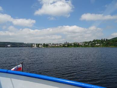 Blick vom Schiff auf dem Bleilochstausee auf Saalburg 2019