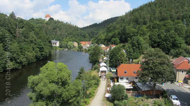 Blick von der Hebebühne über Ziegenrück auf Schloss und Hotel am Schlossberg