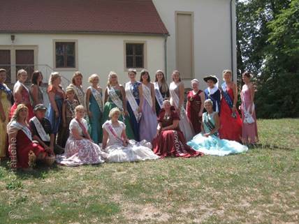 Gruppenfoto der Hoheiten vor der Kirche von Parey