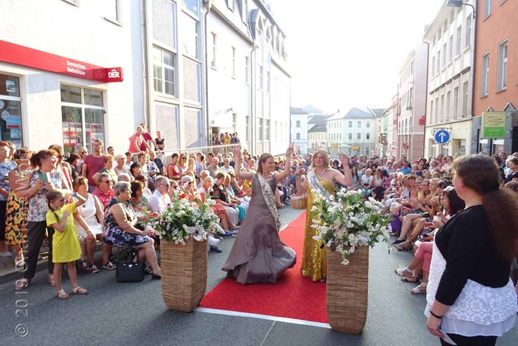 Charlene und Nicole auf dem roten Teppich in Schleiz