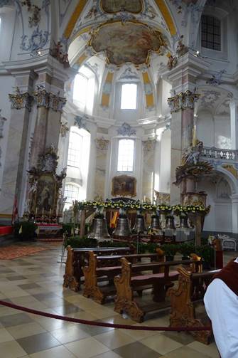 Der neue Glockstuhl in der Basilika