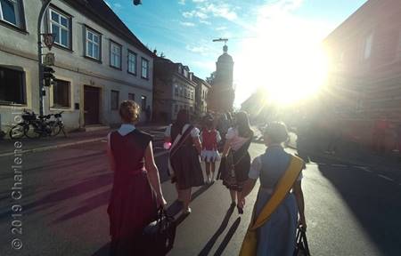 Umzug durch Lichtenfels im Gegenlicht