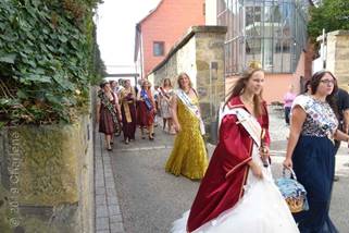 Hoheiten eilen zum Umzug in die Stadt