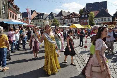 Hamburger Königin der Texte Charlene Wolff beim Einmarsch in Lichtenfels