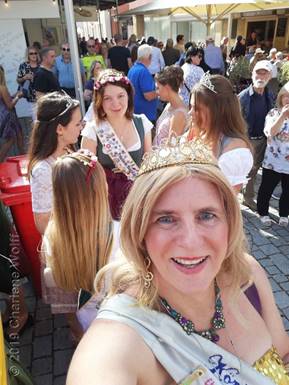 Buntes Treiben in Lichtenfels auf dem Korbmarkt. Charlene mittendrin