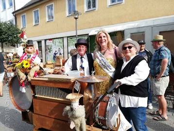 Charlene und die Leierkasten-Künstler