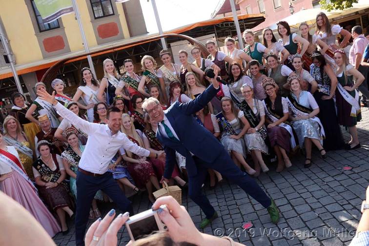 Hoheitenfoto vor dem Riesenpräsentkorb mit Bügermeister und Moderator