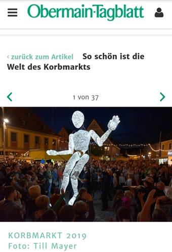 Dundu ist am Abend beleuchtet