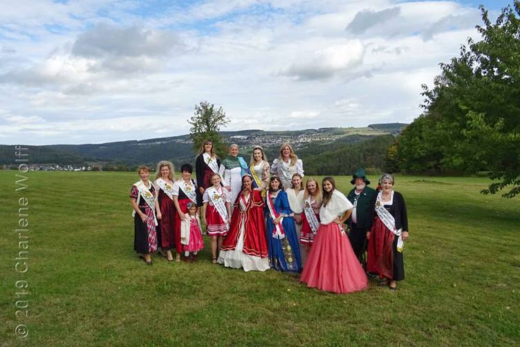 Hoheiten vor dem Panorama von Lauter im Erzgebirge