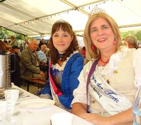 Kaffeetafel mit der Hofdame Susanne der sächsischen Schlossprinzessin aus Glauchau und Charlene Wolff