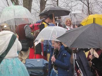 Vorstellungsrunde/Eröffnung des Weihnachtsmarktes mit Regenschirmen