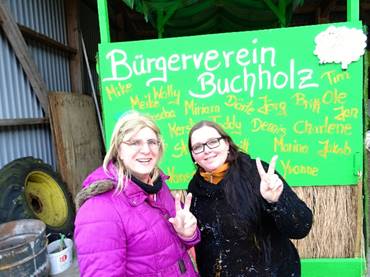 Charlene und Miri vor dem Wagen des Bürgervereins Buchholz