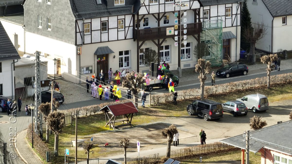 Der Karnevalsumzug formiert sich vor dem Gemeindesaal