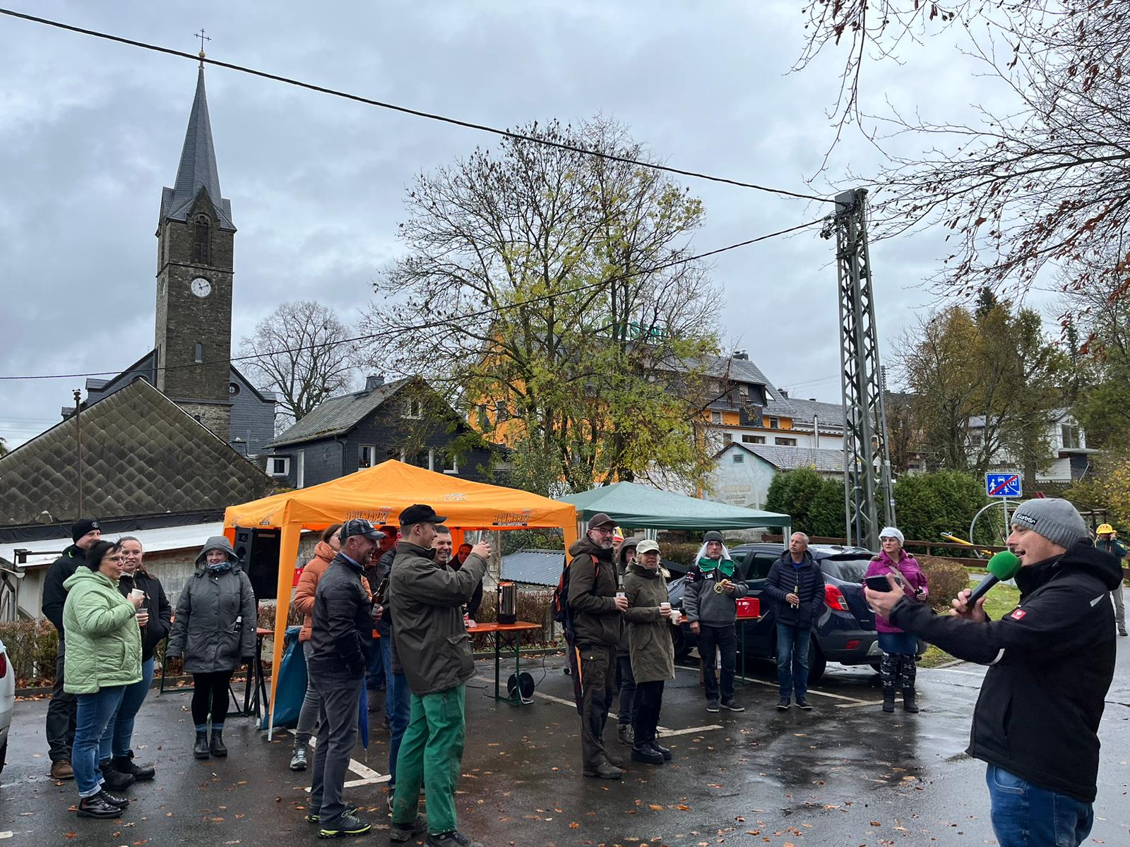 Essen und Trinken am Hochzeitskorb